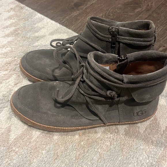 Ugg Moccasin Boots - Picture 2 of 4
